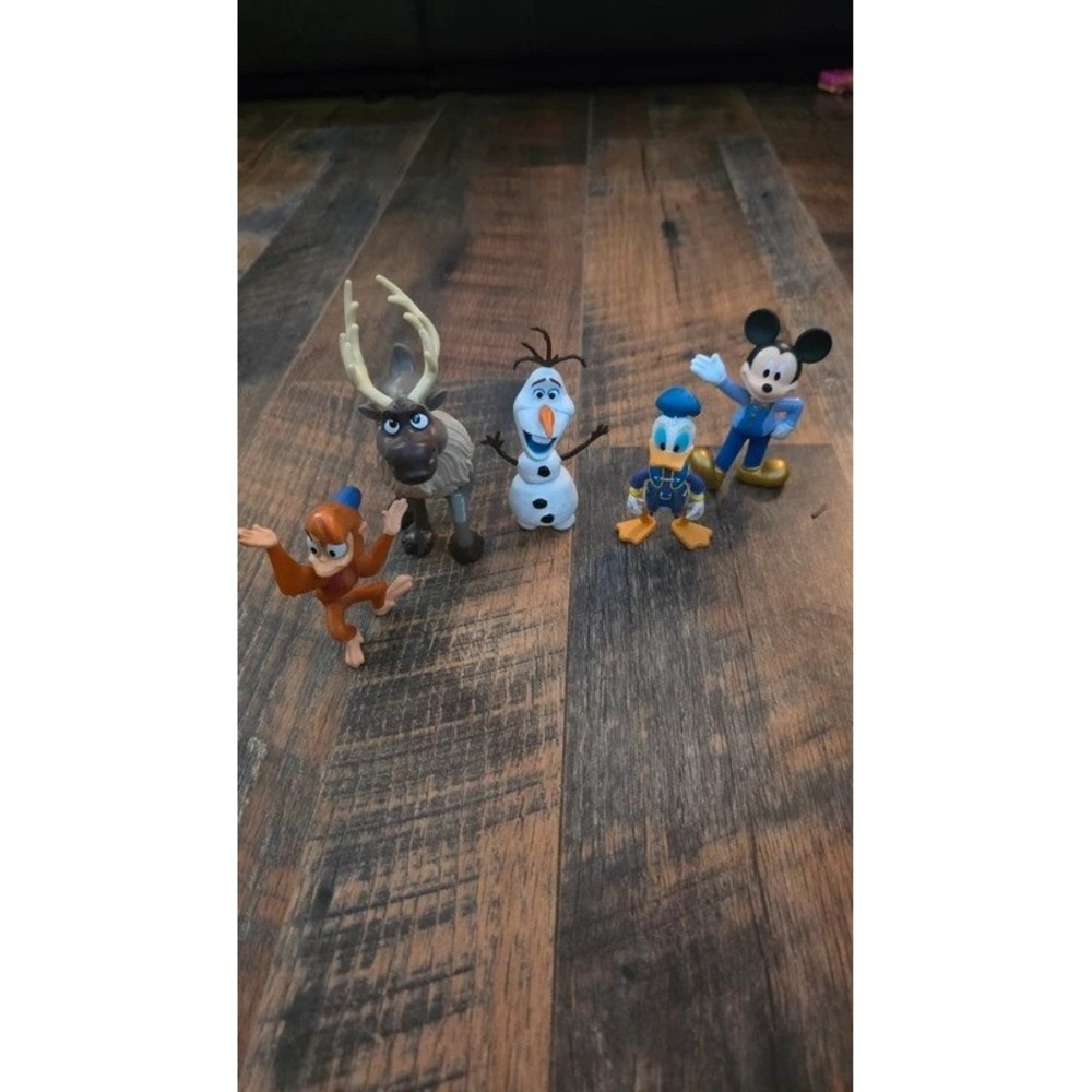 Disney figurines‎
